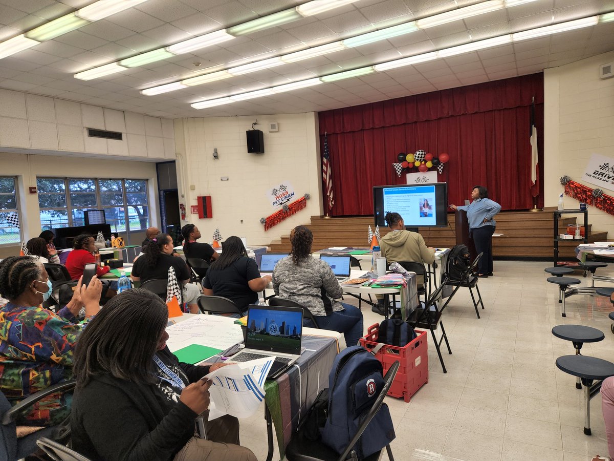 BetsyRossElem's tweet photo. Principal Graham diving into T-TESS training today. We are focused on supporting and collaborating with our teachers to provide student centered and quality instruction. #DrivetheROSSWay @JElizon23 @AhmeshaG @PCIM_HoustonISD https://t.co/kahY2TmbKK