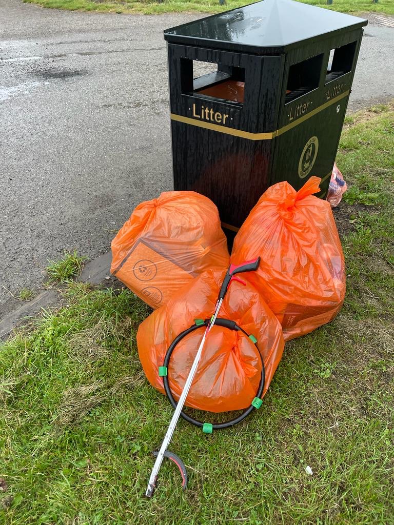 Pretty annoyed this evening 😡 Fires Dog 💩 and too much litter in Clock Face Country Park 🚮 Spare a thought for those who litter pick and care for our open spaces ! <a href="/sthelenscouncil/">St Helens Borough Council</a> <a href="/MerPolStHelens/">MerPol St Helens</a> <a href="/KeepBritainTidy/">Keep Britain Tidy</a> <a href="/merseyforest/">The Mersey Forest</a> <a href="/BoldForestPark/">Bold Forest Park</a>  #BPCworkingforyou