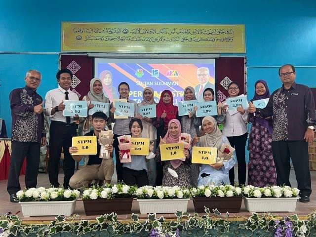 Wafflekiki's tweet photo. Simpan sini💌
Tahniah kepada semua calon #STPM2021 bukan senang untuk sampai ke tahap ini walaupun exam terpaksa ditangguhkan banyak kali dan belajar secara online. Congrats!

#stpm 
#STPM2021 https://t.co/ptpEgDP4U5