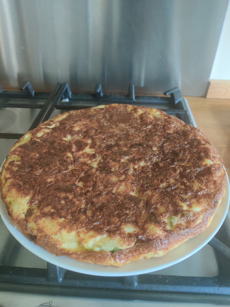 mark_tonks5's tweet image. #CookingDinner
#Tortilla 

Darn... I burnt the top on the last flip, but considering some of the disasters I have had making tortilla it's not too bad😀