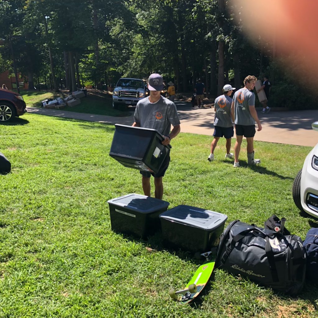 UVAMensLax's tweet photo. 😀👍 A few of our guys are helping  with first-year move in day at Gooch/Dillard! https://t.co/AB7WezVGOo