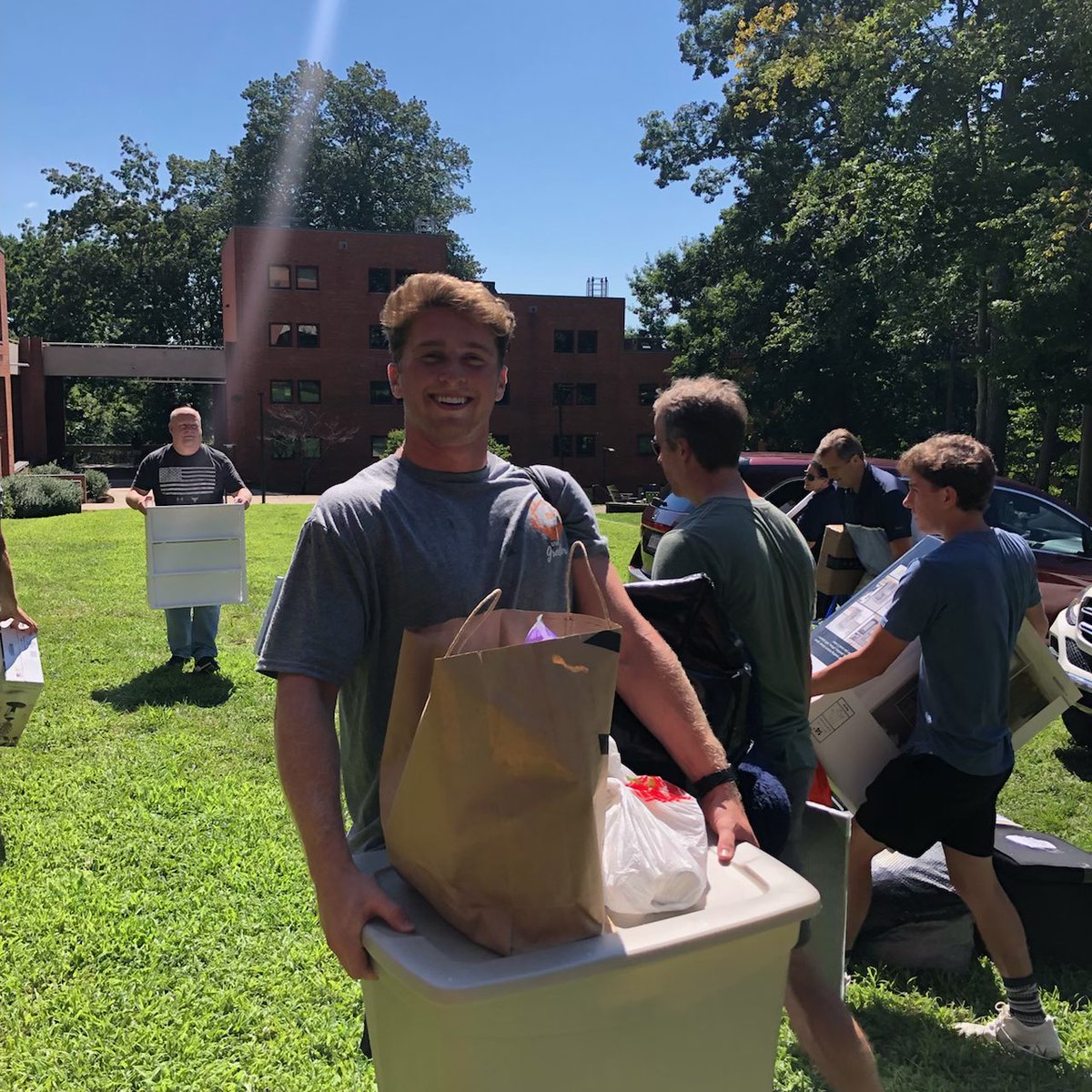 UVAMensLax's tweet photo. 😀👍 A few of our guys are helping  with first-year move in day at Gooch/Dillard! https://t.co/AB7WezVGOo