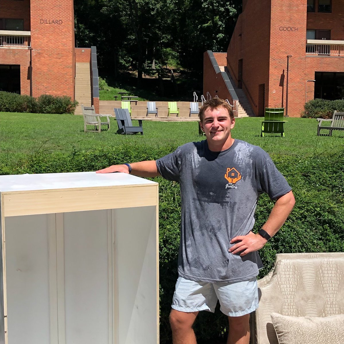 UVAMensLax's tweet photo. 😀👍 A few of our guys are helping  with first-year move in day at Gooch/Dillard! https://t.co/AB7WezVGOo