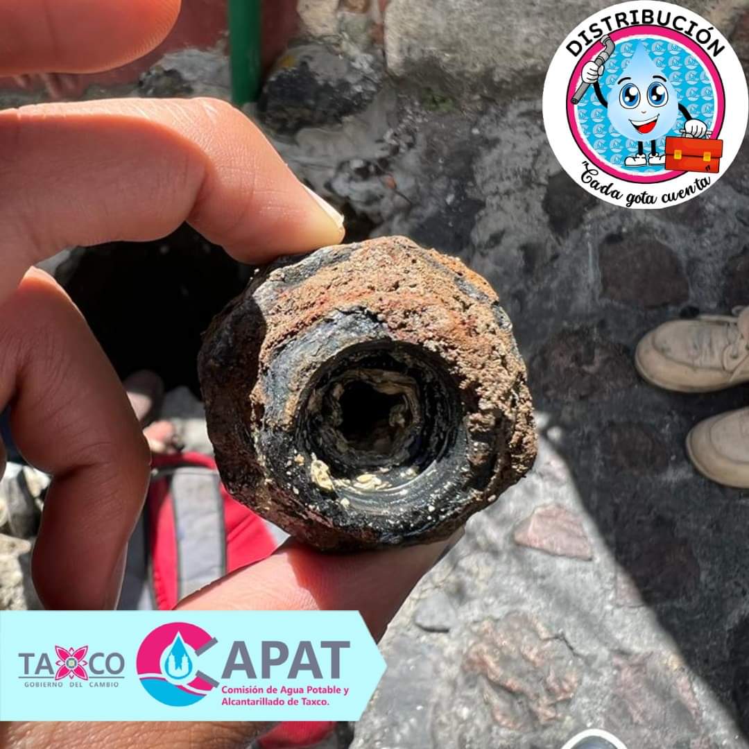 TrechoInforma's tweet photo. #Taxco | Se realiza la sustitución de tubo galvanizado en avanzado estado de oxidación que obstruía el paso del agua hacia una toma, la cual fue reportada por un usuario, la sustitución fue por tubo plus en la conexión de la toma a la línea general.
#GobiernoDelCambio #Capat2124 https://t.co/4VY0eM7SIl