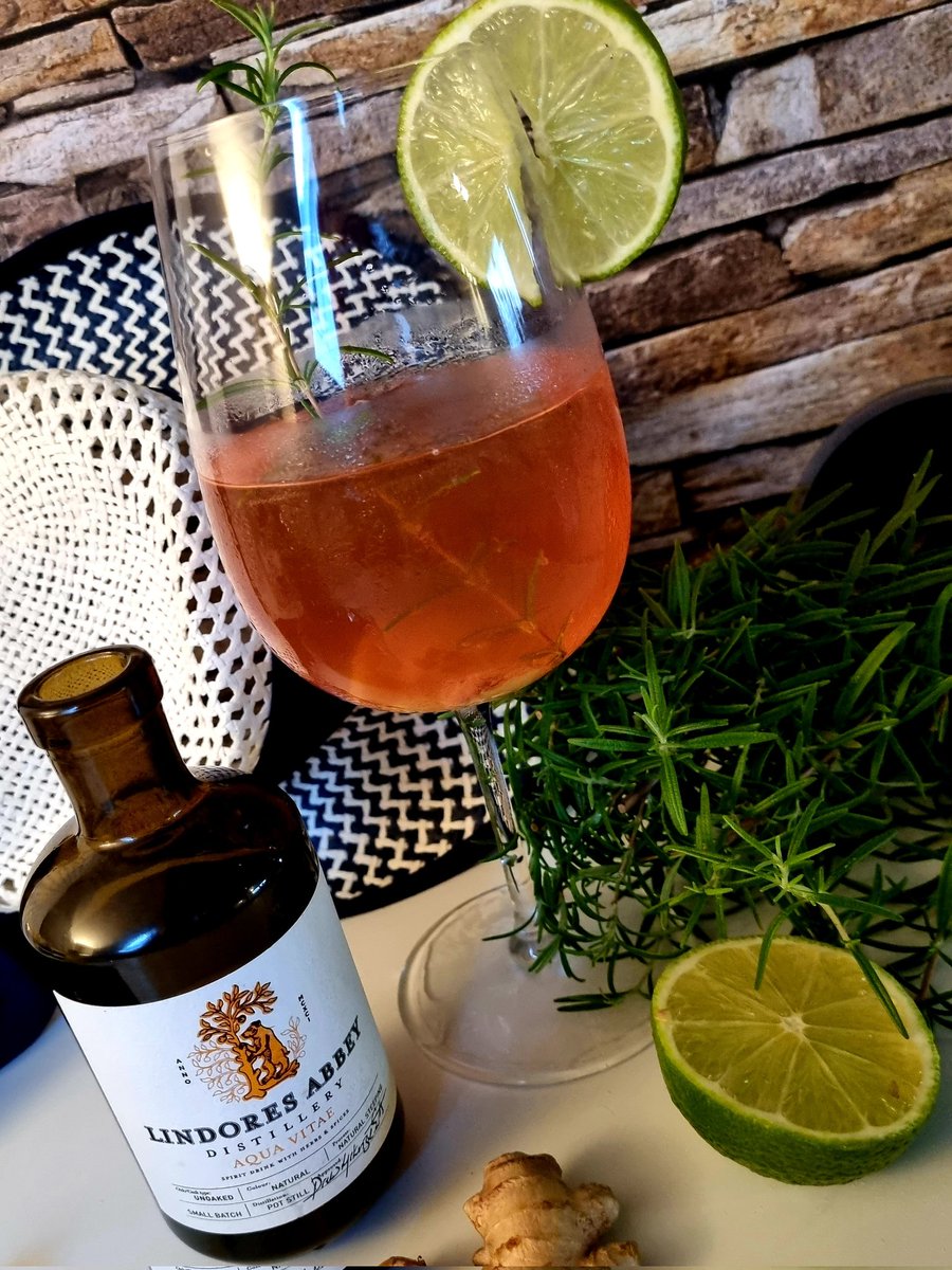 #Summertime is #cocktailtime.🍹 

3cl Lindores Aqua Vitae (or herbal Gin)
2cl Lillet
6cl Ginger Ale
3cl Rhubarb juice or concentrate
slice of ginger
rosemary
crushed ice

Haven't experimented with cocktails for a while, but that one is delicious.😋
<a href="/LindoresAbbey/">Lindores Abbey Distillery</a>