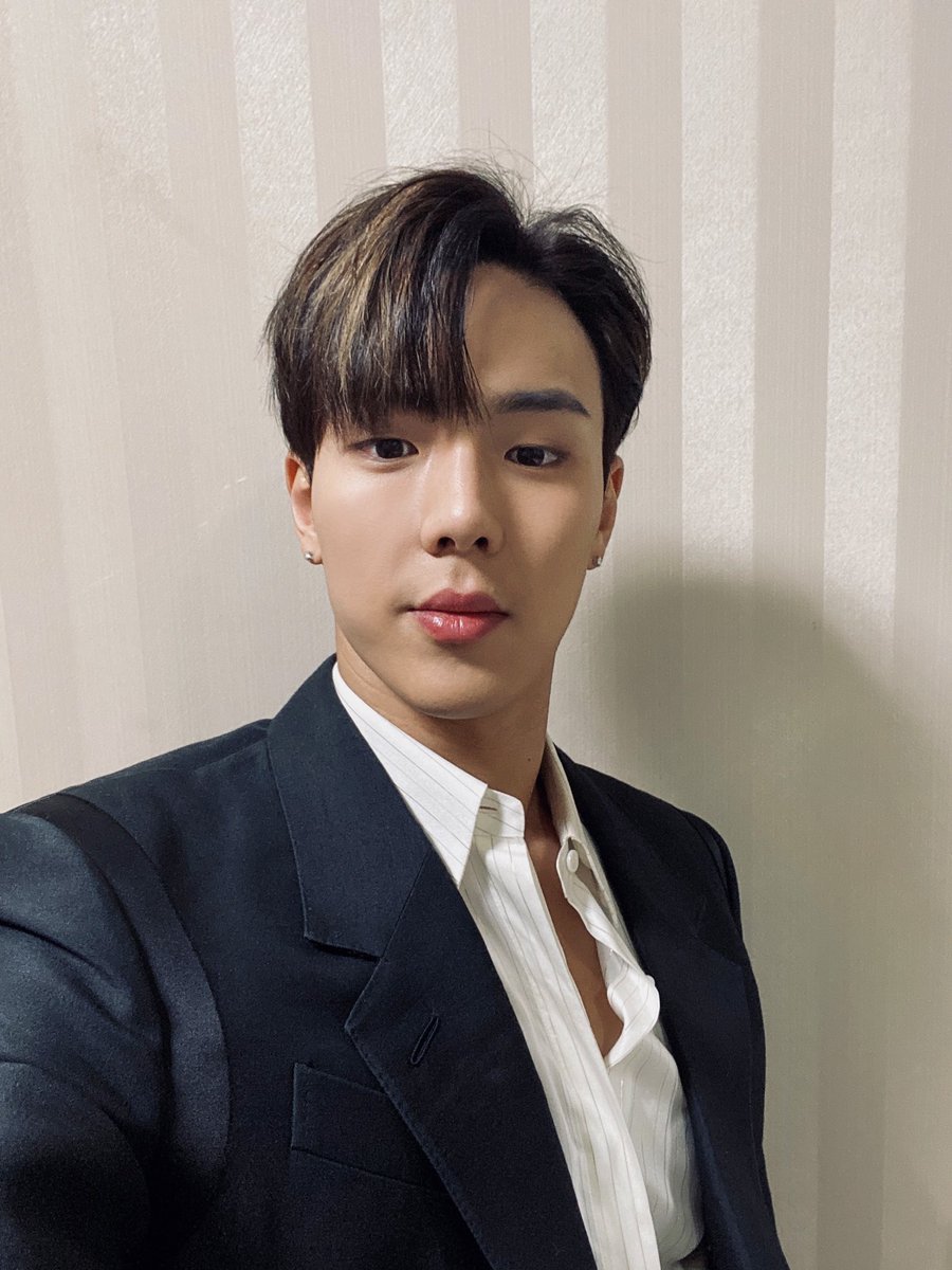 himshownu's tweet photo. [#SHOWNU] Mis jóvenes amigos, trabajaron duro y gracias a ti y a Monbebe por compartir esta transmisión conmigo, fue divertido y una experiencia memorable #Capteen https://t.co/eQrBDbzRvN