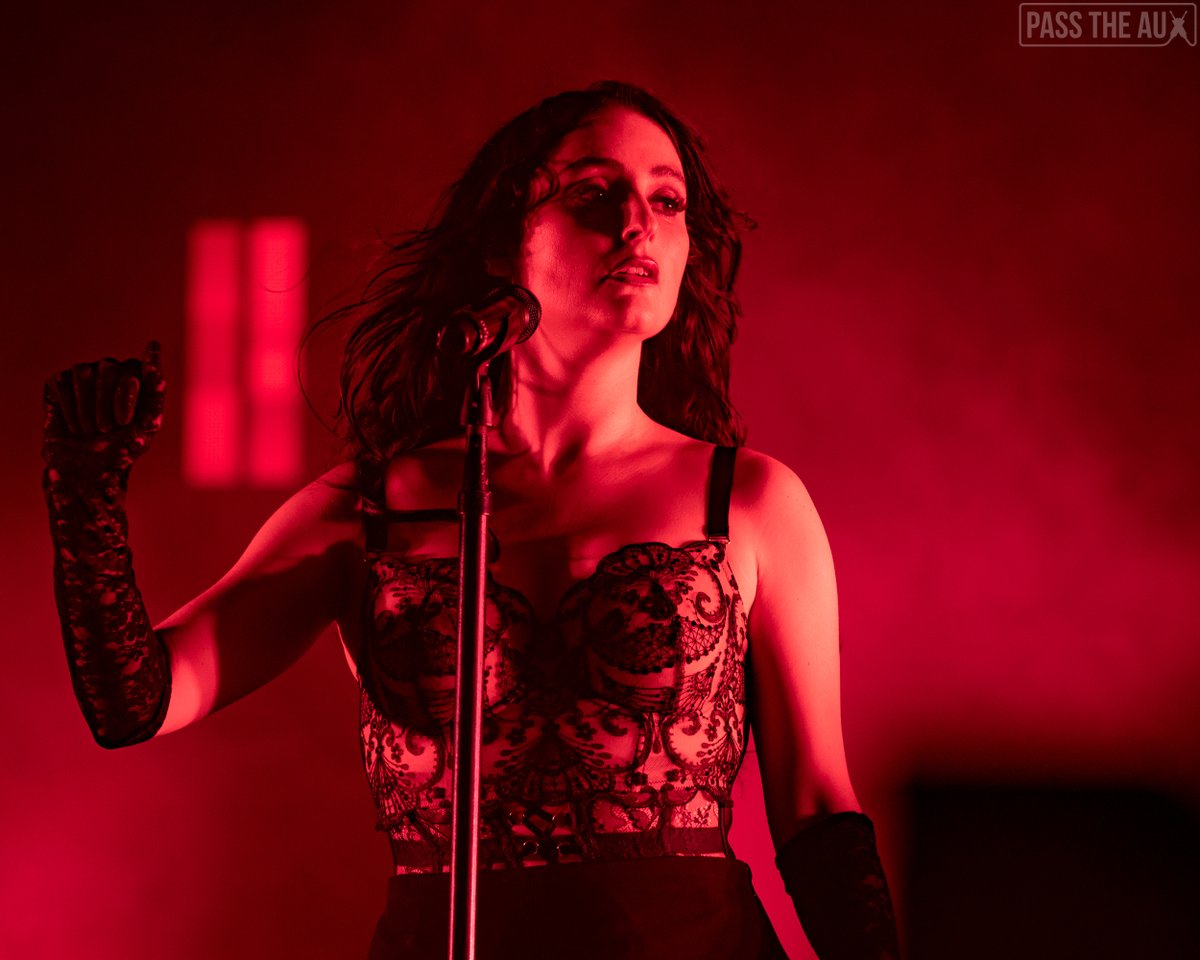 .@hernameisBANKS brought the absolute heat to @thepalladium last weekend. Amazing photos and recap from @jus10h here: passtheaux.co/banks-brings-t…