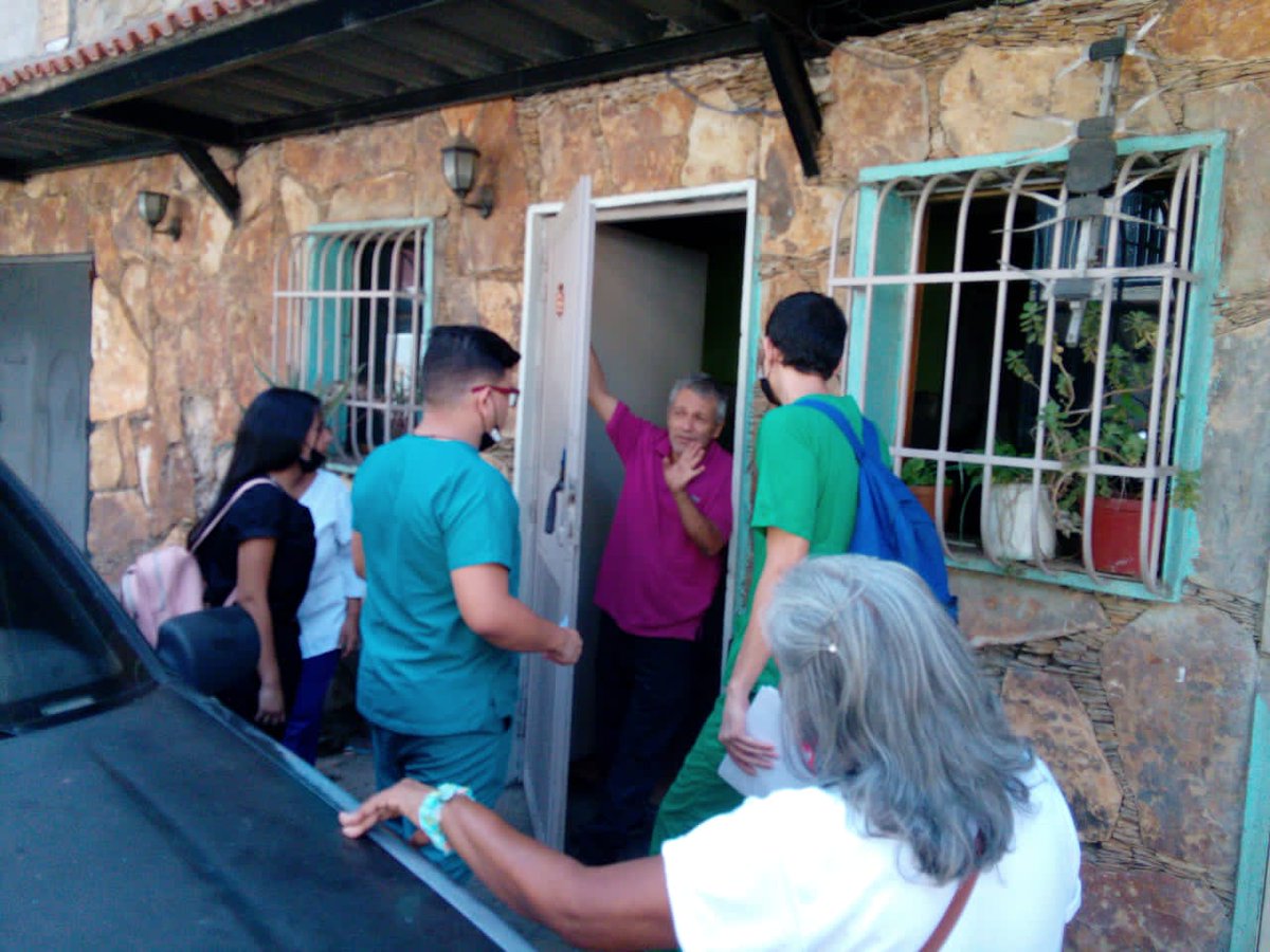 dirsalud_dc's tweet photo. Siguiendo las instrucciones de nuestra Ministra @MagaGutierrezV se realizó Jornada de Atención Médica casa a casa en el sector Carapa. 
#JuntosPorCadaLatido 
@NicolasMaduro 
@MinSaludVE 
@MagaGutierrezV 
@gestionperfecta
@Nahumjfernandez https://t.co/1XmvBo24Sx
