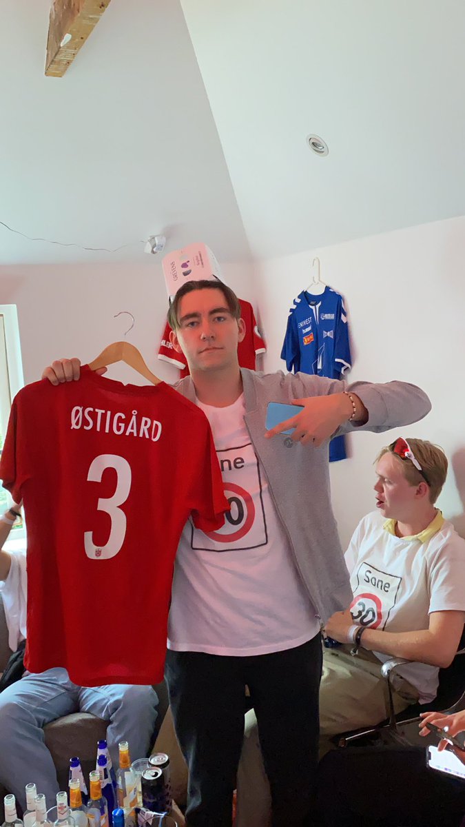 <a href="/Viktorulvestad/">Viktor Østigård</a> storfornøgd på vors me østigård drakt på veggen. Sterk leveranse av han gøssen oss e me fra sogndal. Men e leo østigård på nivvå me <a href="/Viktorulvestad/">Viktor Østigård</a> (cr7)? <a href="/leoskirio/">Leo Skiri Østigård</a>