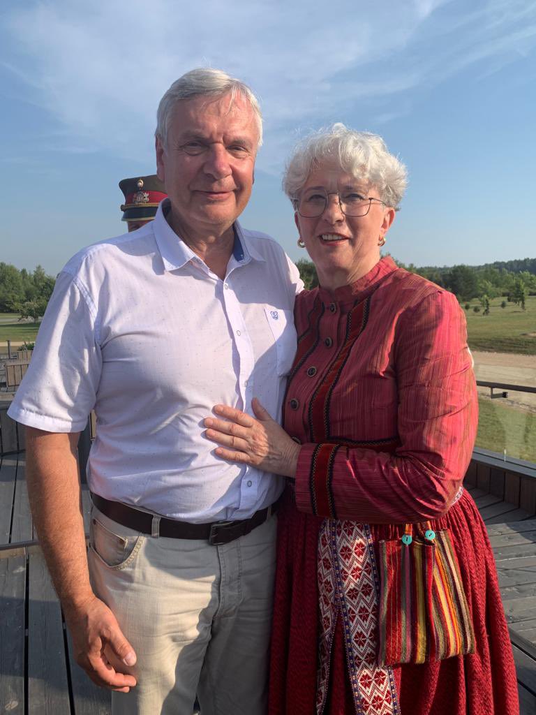 Likteņdārzs iemieso sevī mūsu tautas ciešanas un vienlaikus spēku pretoties totalitāriem un šovinistiskiem režīmiem. Par to ir jāturpina stāstīt, un Saieta nams ir unikāla vieta, kur to darīt. Paldies <a href="/Kalniete/">Sandra Kalniete</a> par nerimstošo enerģiju un spēku, veidojot Likteņdārza Saieta namu!