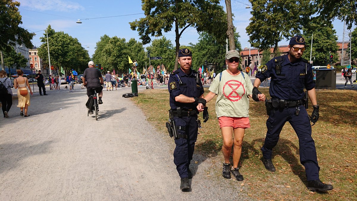 ExtinctionR_SV's tweet photo. Heroes in our midst... ❤️🌈✊ thank You for your effort raising awareness about swedish fossil fuel subsidies and the #ClimateCrisis 
#subventioner https://t.co/IScpEJY97I