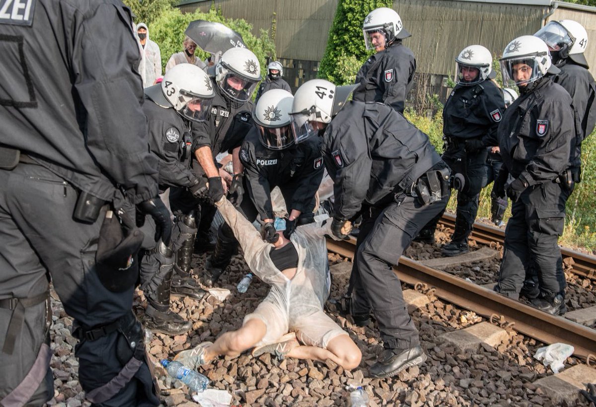 CN: Polizeigewalt! Wir müssen über sogenannte 'Schmerzgriffe' reden. Besonders in Hamburg und Berlin normalisiert sich diese Form von polizeilicher Gewalt insbesondere gegenüber Klimaaktivist*innen. Ohne eindeutige Rechtslage und mit unklaren Folgen für Betroffene. Ein Thread🧵: