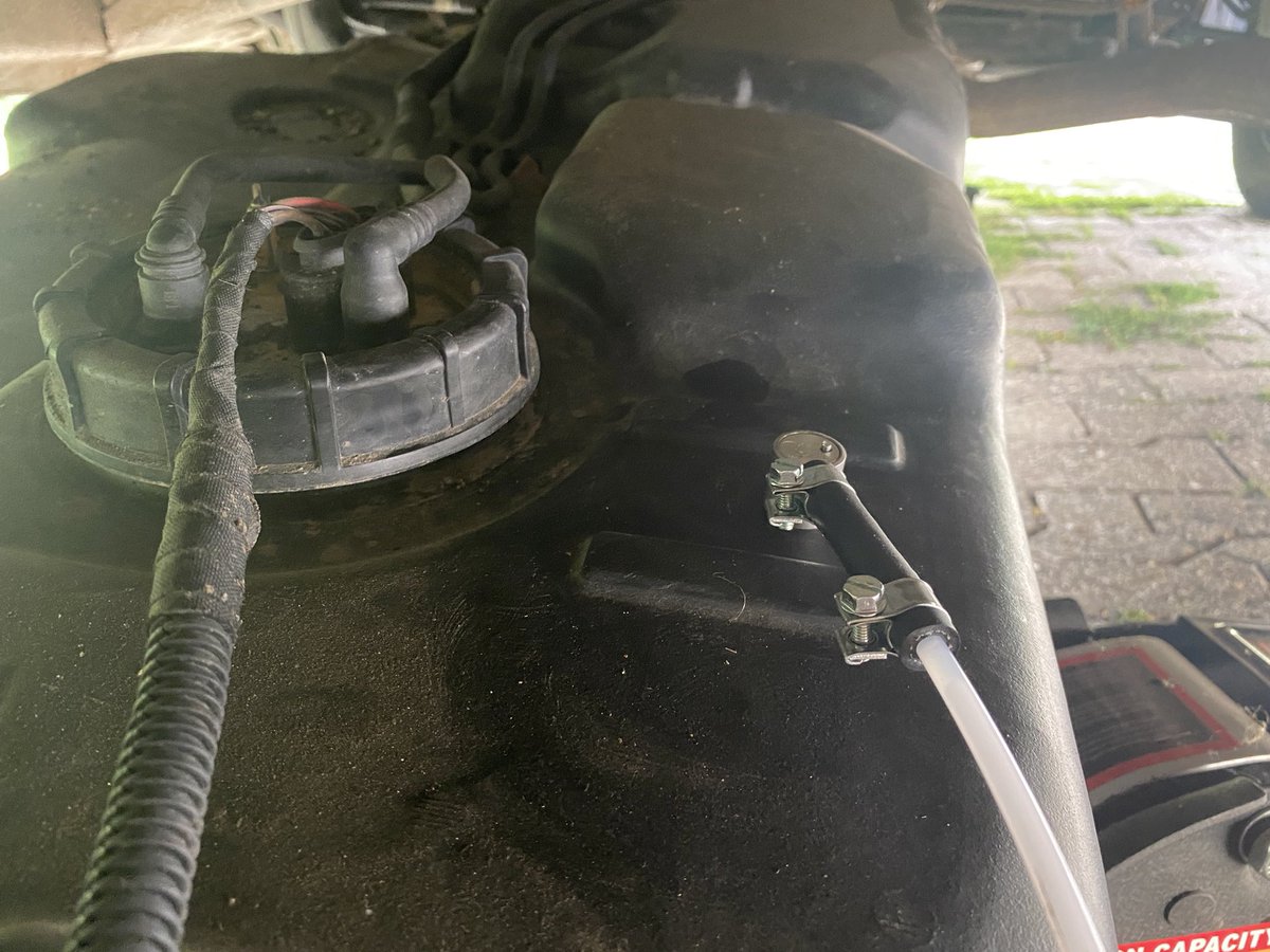 FlashVanBTC's tweet photo. Kaum zu Hause und direkt ein Loch in den Tank gebohrt für die Standheizung. Bei 20km Restreichweite war das nicht mehr so „schwer“ 😅 https://t.co/D0oItGwSYQ