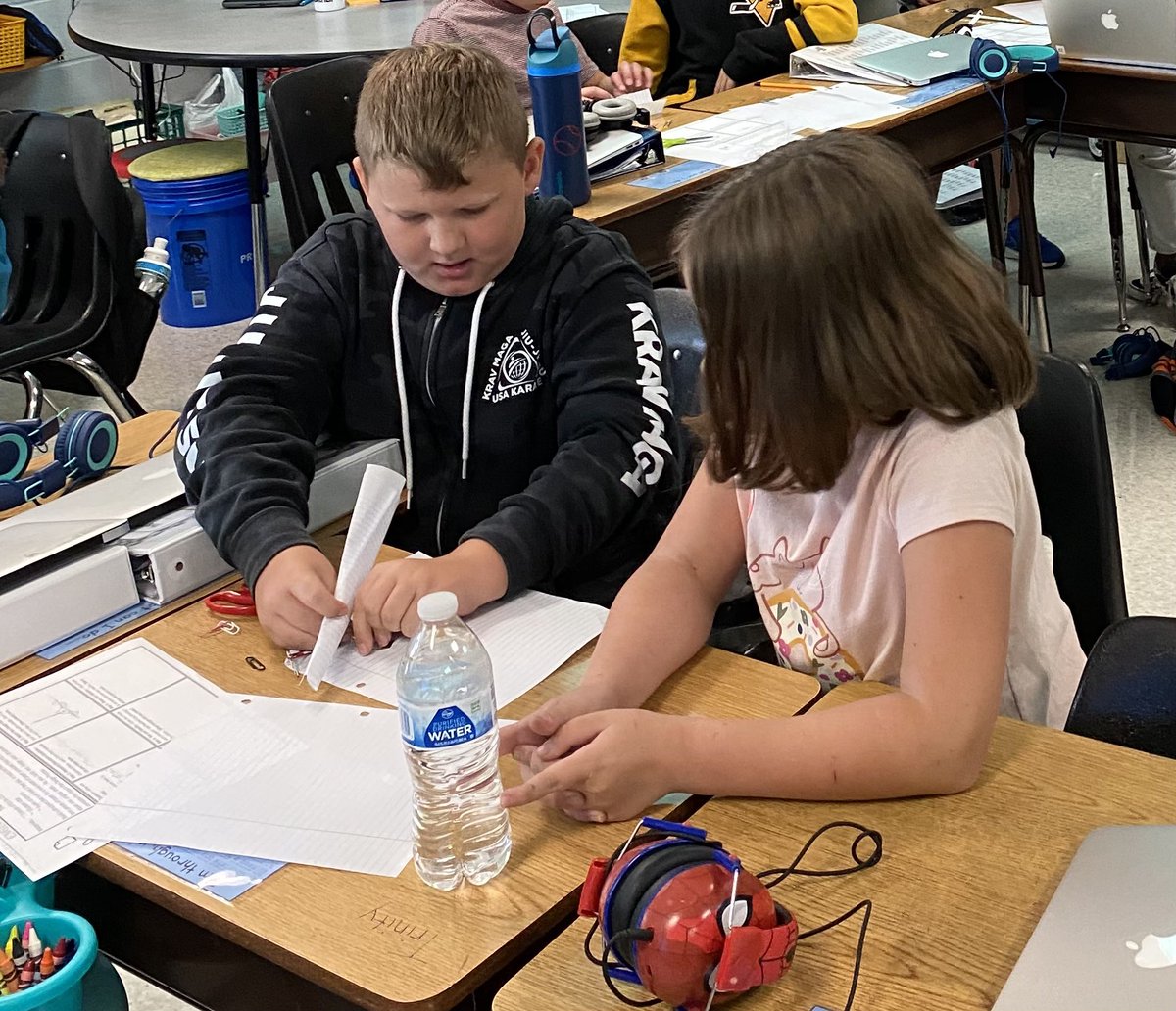 WorleysWinners's tweet photo. Mrs. Bryant’s students are practicing being engineers. They have a challenge and they are trying to design a 2 foot freestanding tower using only 3 sheets of paper, 10 paper clips and scissors. Wonder who has a future job? #BESBartlett #SimplytheBESt #BESties https://t.co/chOAhcVCyh
