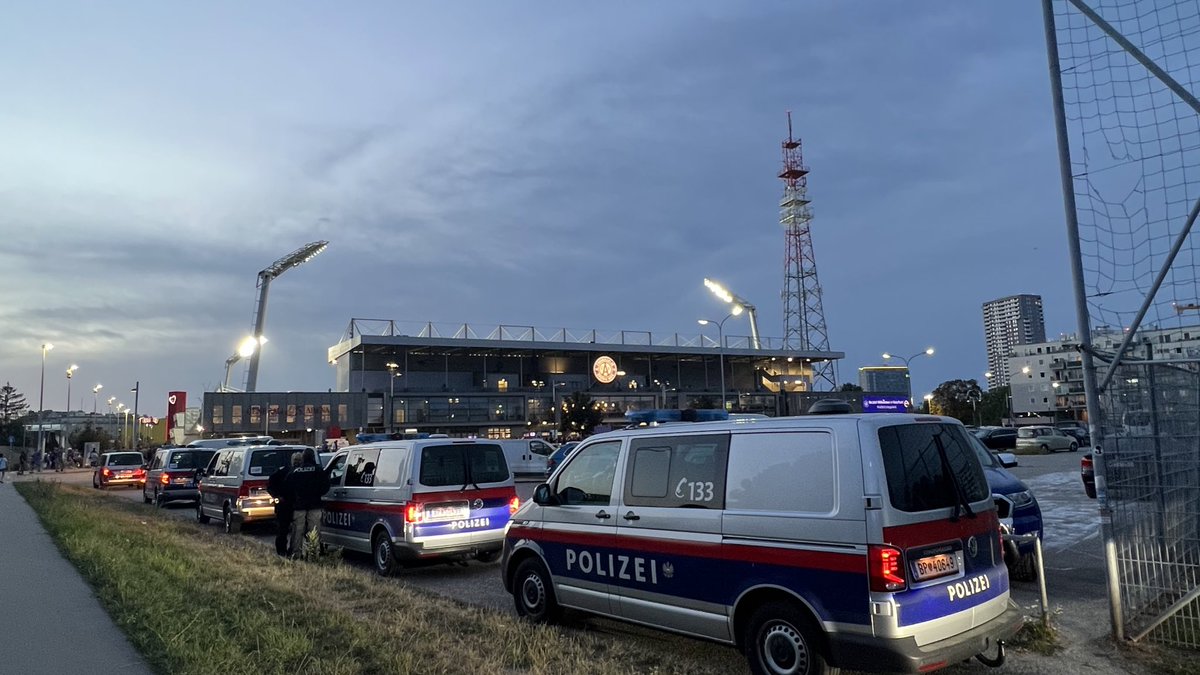 TvEinsatz's tweet photo. 20:40 In 20 Minuten beginnt das Spiel #FAKFB. Im und rund um das #Horrstadion sind zahlreiche Polizeikräfte positioniert. Darunter #Wega, Diensthundeeinheit und Einsatzeinheiten.
#w1808 #uel #wien #fußballspiel #großeinsatz #polizeiwien https://t.co/tdayqioLBB