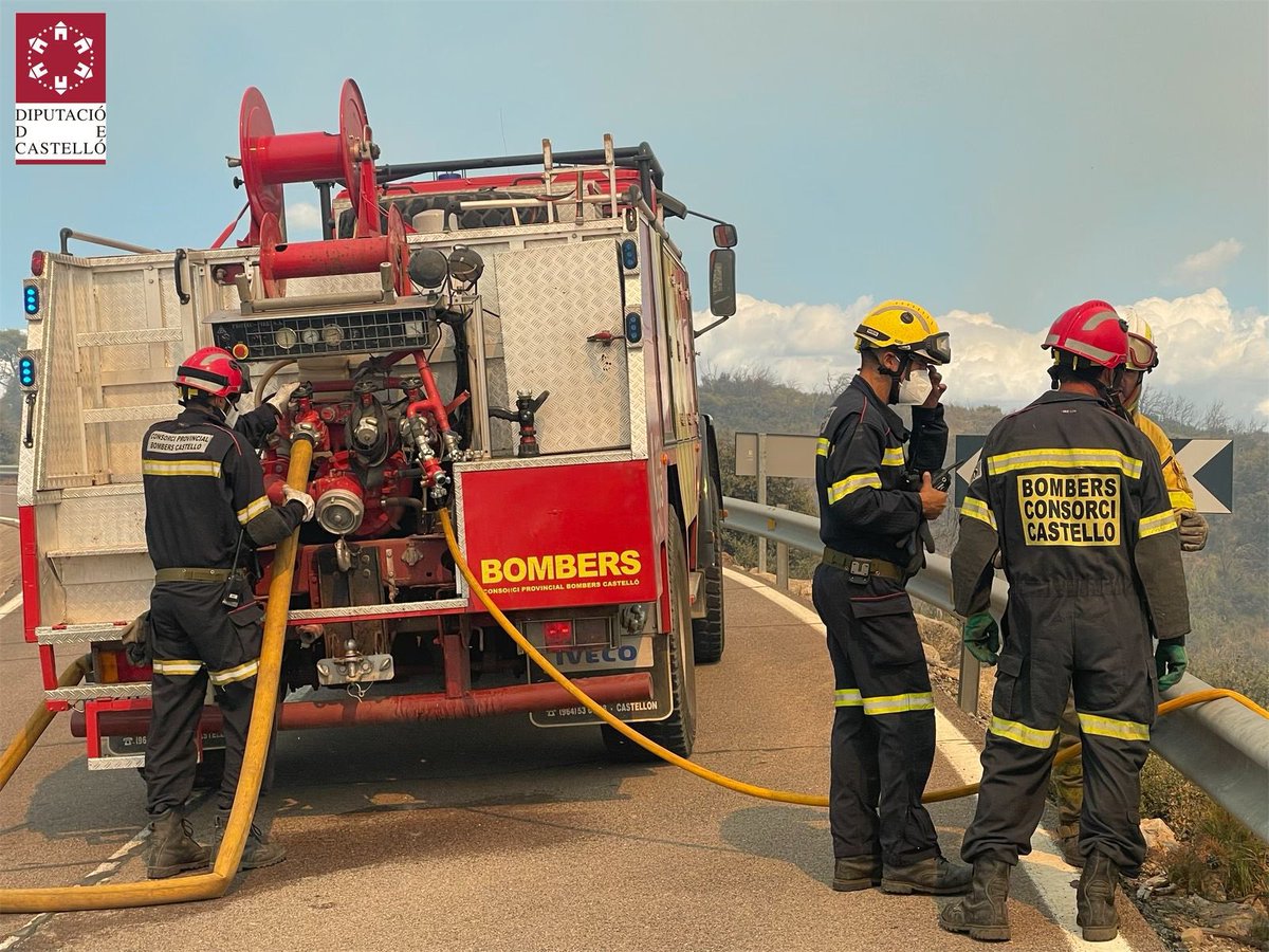 BombersDipcas's tweet photo. De nuevo dura jornada en #IFBejís, con una meteorología que hoy tampoco nos ha dado tregua. Trabajo incesante de los más de 400 efectivos terrestres y 36 medios aéreos. https://t.co/KgfhpjDIF5