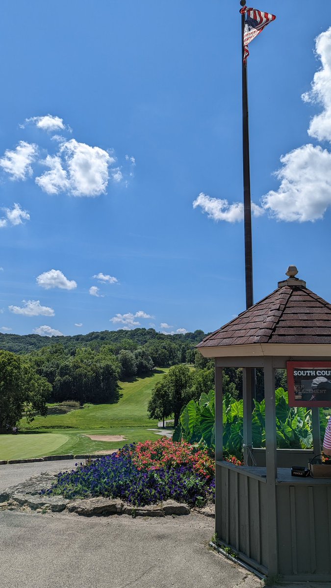 It's Muskie GameDay for our 3rd tournament this week! We're playing the beautiful Eagle Ridge South course today in the 18 team Warrior Invitational. 11 of the top 13 Iowa golf teams are here. 

Starting only 5 today:
Henderson
Sharar
Emmert
Holmes 
Jones
#MuskieGolf