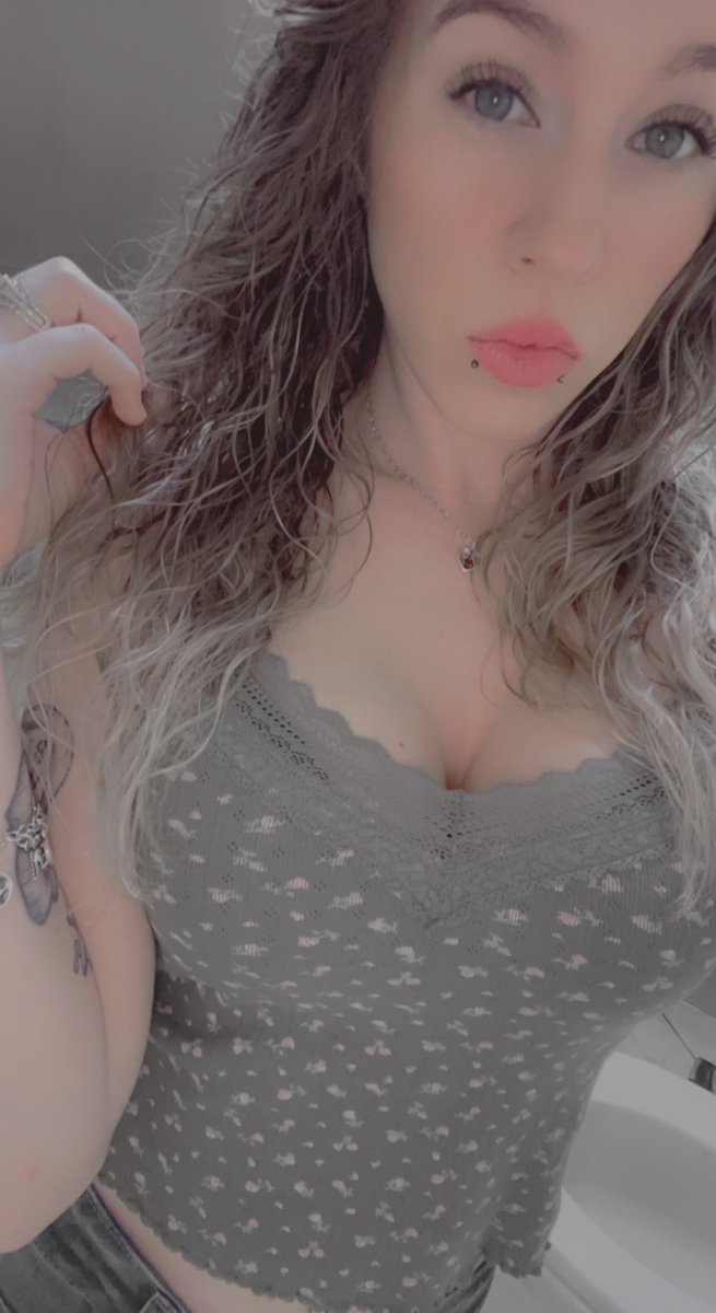 GothMylf92's tweet photo. Howdy houston💕 https://t.co/74UJ0Qj3oY