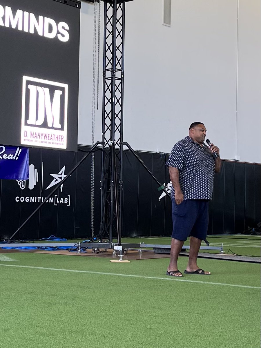 #NuggetsFromTheGreats “If I catch you with my inside hand at the inside number it’s over. I made sure to bend my knees & used both hands. Always wanted to get inside hand on you to take away the inside. I made sure my hands were right.” @Willie_Roaf @BigDuke50 @OLMasterminds