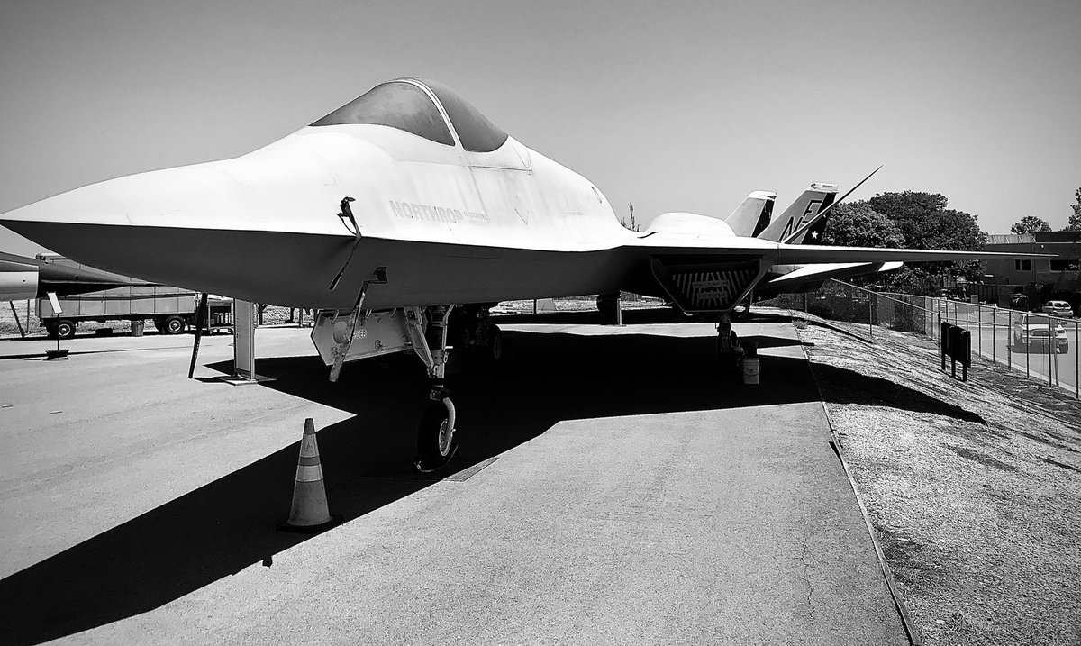 JGrunsell's tweet photo. YF23 & YF22. #Lockheedmartin #northrop #xplanes #prototypes @aerohistorian @JackStewartBook @cvvhrn @DWHonan @Fiona75975939 @AviationHistGal https://t.co/6b415e8baY
