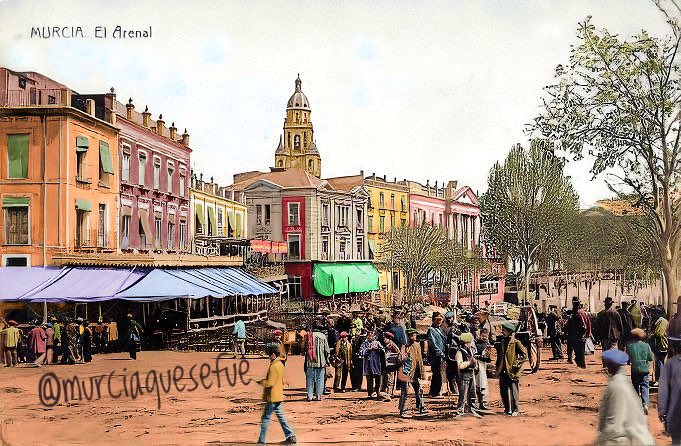 Murcia. 1880, el antiguo Arenal de Murcia era el nombre que recibía el espacio que hoy ocuparía la prolongación de La Glorieta. Durante decenas de años fue el centro neurálgico de la ciudad. Allí estaban los cafés Arenal, Moderno y del Siglo. Si les agrada se agradece retuitt.😀