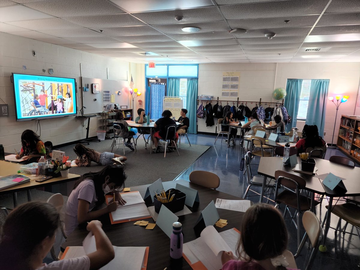Mrs_Moore_fcps's tweet image. So proud of these fourth grade leaders! They are showing how Respectful, Responsible and Relentless they can be during a writing assessment. #MoESGators #OneTeamOneGoal