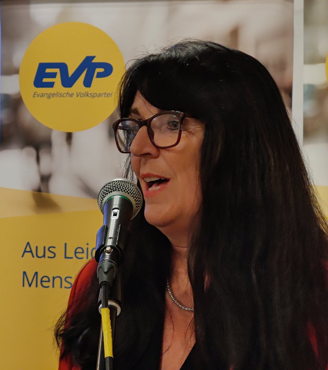 Ruedi Löffel (@ruediloeffel) on Twitter photo Nationalrätin <a href="/MarianneStreiff/">Marianne Streiff</a> plädiert unter dem Stichwort Generationen-#Gerechtigkeit an der #DVEVPBE für Annahme der #AHV21-Vorlage und die dazu nötige Erhöhung der Mehrwertsteuer.
Die Delegierten der <a href="/evppev_be/">EVP Kanton Bern</a> folgen ihr einstimmig. #Abst22 #CHVote <a href="/sichereahv/">Allianz 2x Ja zur AHV 21</a> <a href="/AHVSteuerJA/">AHV-Steuervorlage JA</a> Nationalrätin <a href="/MarianneStreiff/">Marianne Streiff</a> plädiert unter dem Stichwort Generationen-#Gerechtigkeit an der #DVEVPBE für Annahme der #AHV21-Vorlage und die dazu nötige Erhöhung der Mehrwertsteuer.
Die Delegierten der <a href="/evppev_be/">EVP Kanton Bern</a> folgen ihr einstimmig. #Abst22 #CHVote <a href="/sichereahv/">Allianz 2x Ja zur AHV 21</a> <a href="/AHVSteuerJA/">AHV-Steuervorlage JA</a>