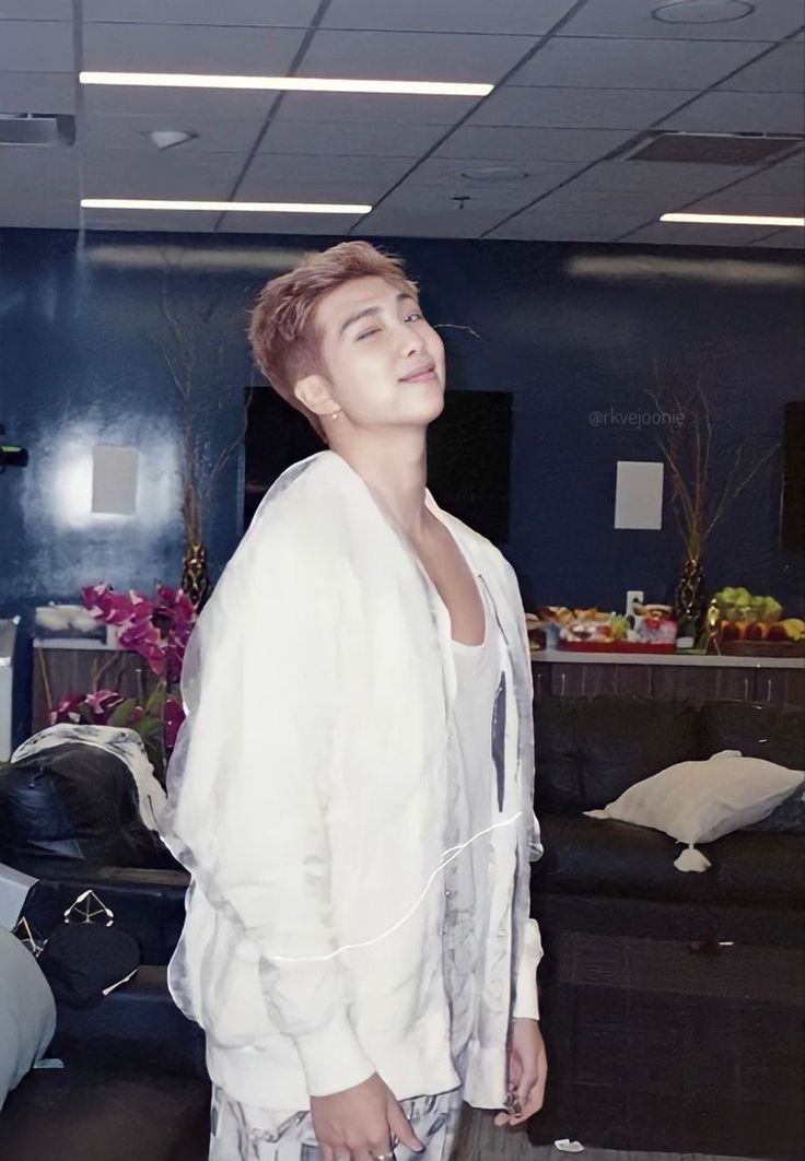sug4_ly's tweet photo. Kim Namjoon es nombrado el hombre más hermoso del mundo! No solo es guapo por fuera si no por dentro,es inteligente,humilde,talentoso y más cosas #kimnamjoon #orgulloarmy https://t.co/OGzqN98C6x