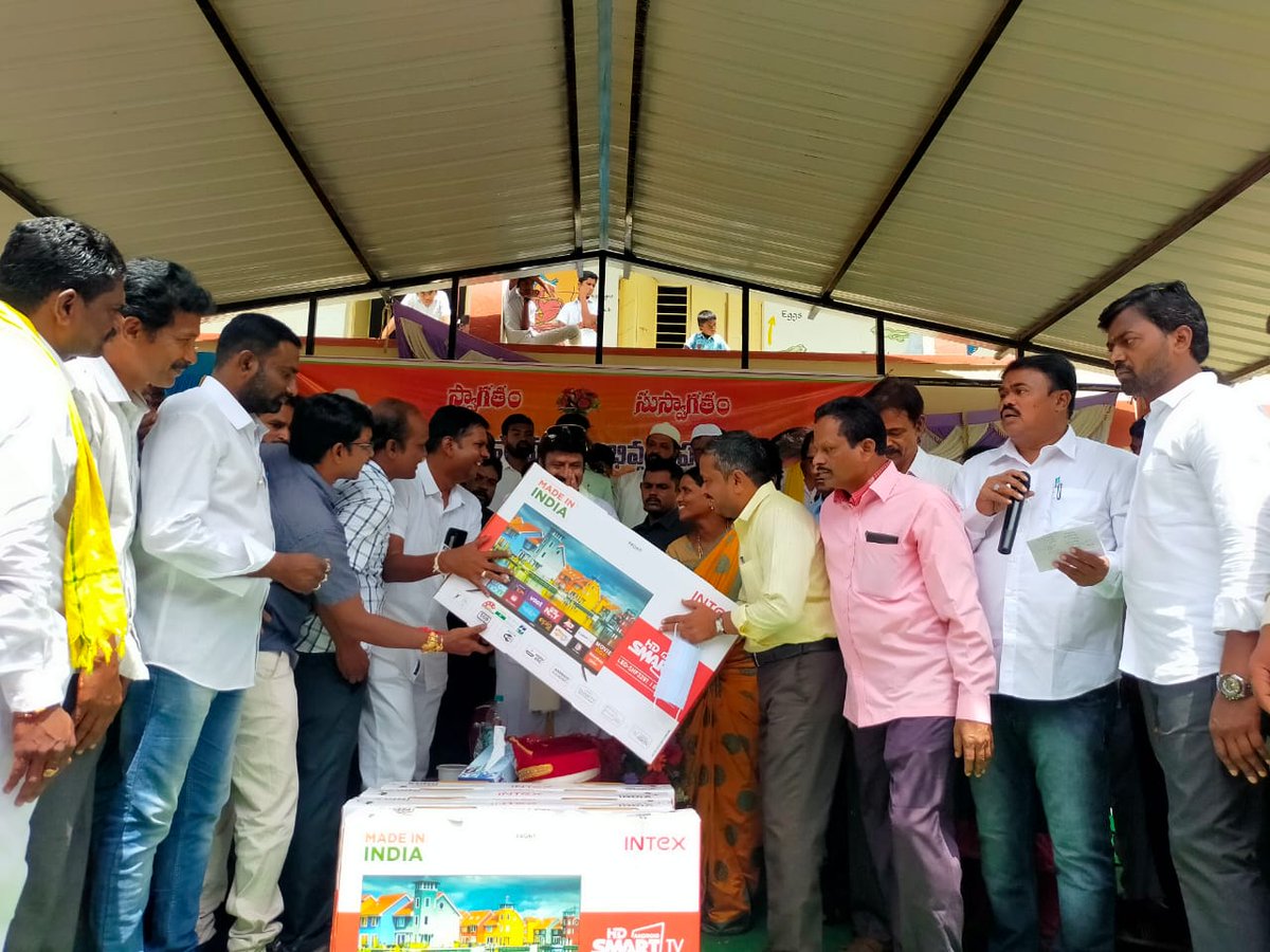 garu_chandra's tweet photo. జై బాలయ్య...  MLA నందమూరి బాలకృష్ణ గారి స్వంత నిధులు తో ప్రభుత్వ పాఠశాలలో విద్యార్థుల సౌలభ్యం కొరకు  3.60 లక్షల విలువ చేసే LED  TV లు పంపిణీ...కొట్నూర్  ZPHS లో జరిగిన కార్యక్రమంలో  హైస్కూల్ హెడ్మాస్టర్లకు పంపిణీ చేసిన బాలయ్య బాబు.
#hindupurmla
#telugudesamparty https://t.co/mxrkC0eFGf