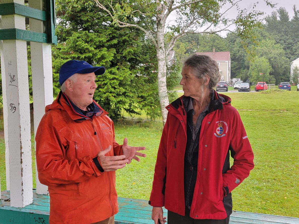 Nous sommes heureux que la ministre de la pêche <a href="/JoyceMurray/">Joyce Murray</a> et le député local <a href="/mikekelloway/">Mike Kelloway</a> aient pu visiter une initiative de conservation du saumon de l'Atlantique au Cap-Breton, financée en partie par la fiducie de la Fondation.