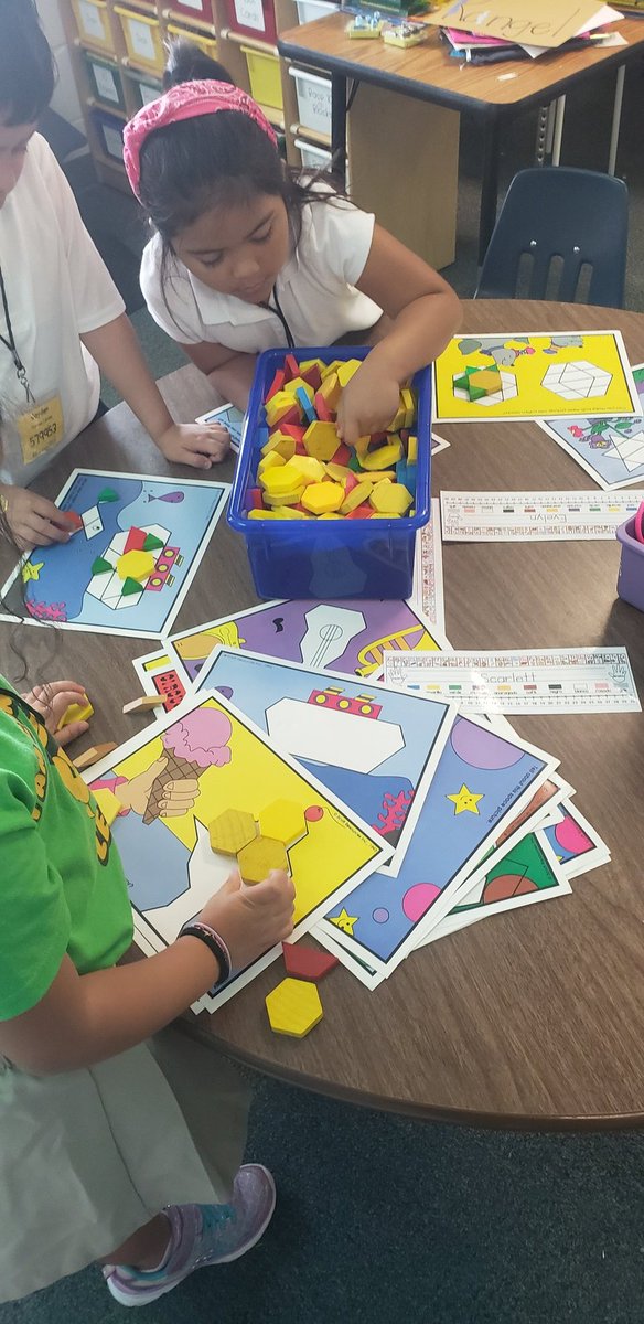 MsPRangel's tweet photo. We are practicing math station procedures. The kindergarteners are doing an AMAZING job on being on task! @CarrolltonElem #CElionpride #cfbproud https://t.co/nmwNR4pQUr