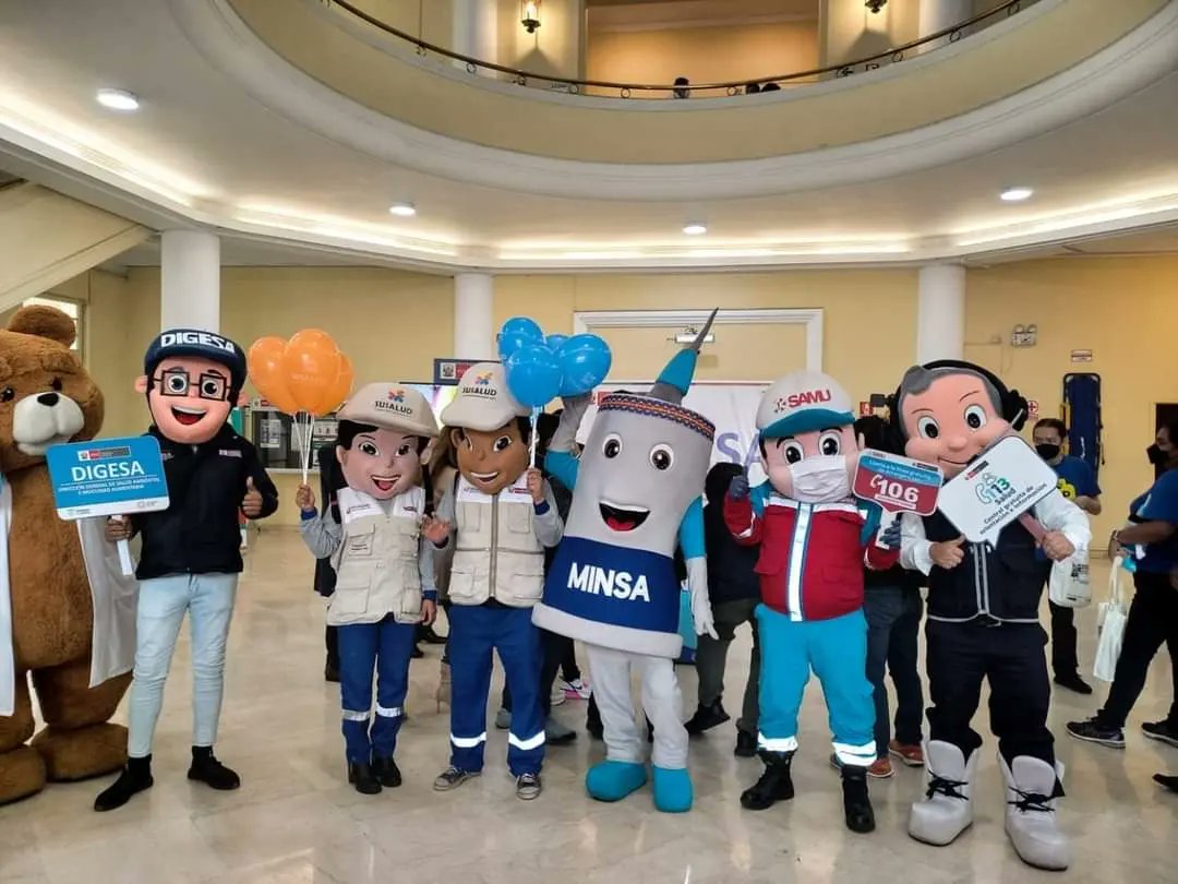 SamuPeruMinsa's tweet photo. #SAMUInforma 🚑🧑⚕️ | 🎉#FelizDíaDelNiño 👫🏻🎉
Empezaron las celebraciones de esta semana tan especial para los #niñas y #niños del Perú. 🇵🇪
Samuelito estuvo presente en la ceremonia de revelación del monumento de lego de Vacunín, muñeco institucional del @Minsa_Peru https://t.co/cPS9kzWV9b