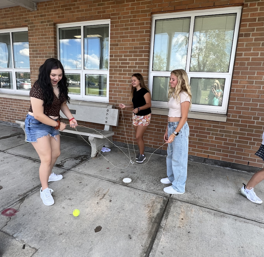 gmswarrior's tweet photo. At GMS, students use their collaboration skills to work together on a team building challenge in Mrs. DeNu’s class today! They had to move a tennis ball across the yard without dropping it on a ring holding only strings. https://t.co/JNuW6nqnAP