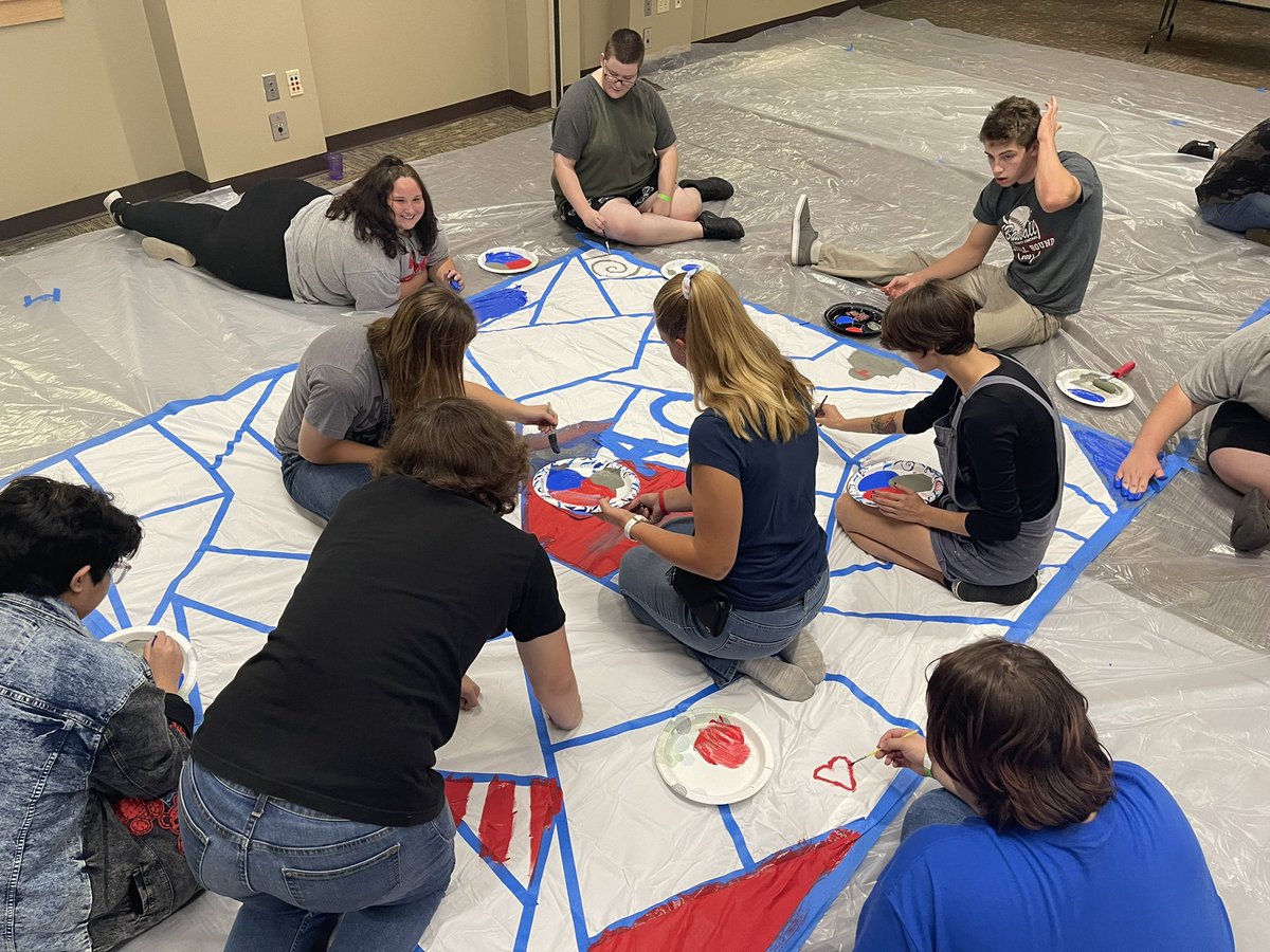ASUBStudents's tweet image. Tonight, new residents kick-off Move-in Weekend events by 🎨 painting community art pieces that will be displayed the hall lobbies. 

🖖#BeVanguard #MoveinDay #CampusLi