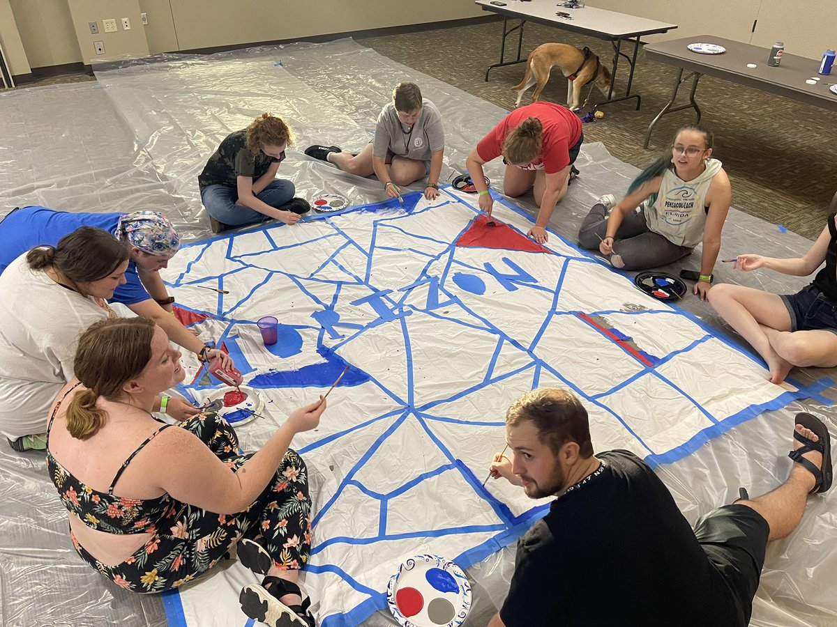 ASUBStudents's tweet image. Tonight, new residents kick-off Move-in Weekend events by 🎨 painting community art pieces that will be displayed the hall lobbies. 

🖖#BeVanguard #MoveinDay #CampusLi