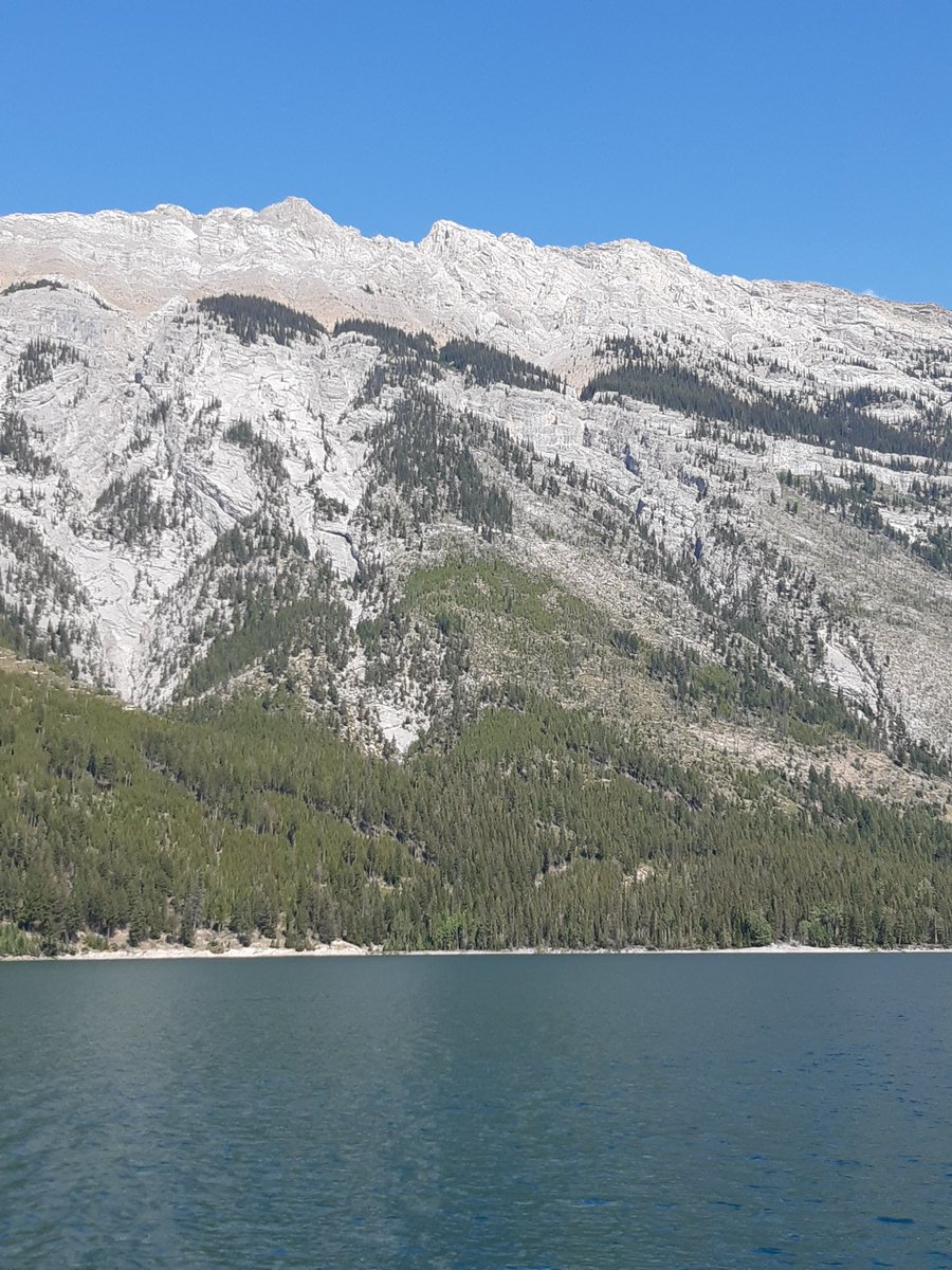 SarahBeddow1's tweet photo. Enjoyed a wonderful afternoon and boat trip at Lake Minnewanka.  @BanffNP @adebeddow https://t.co/2km7cXA3U4