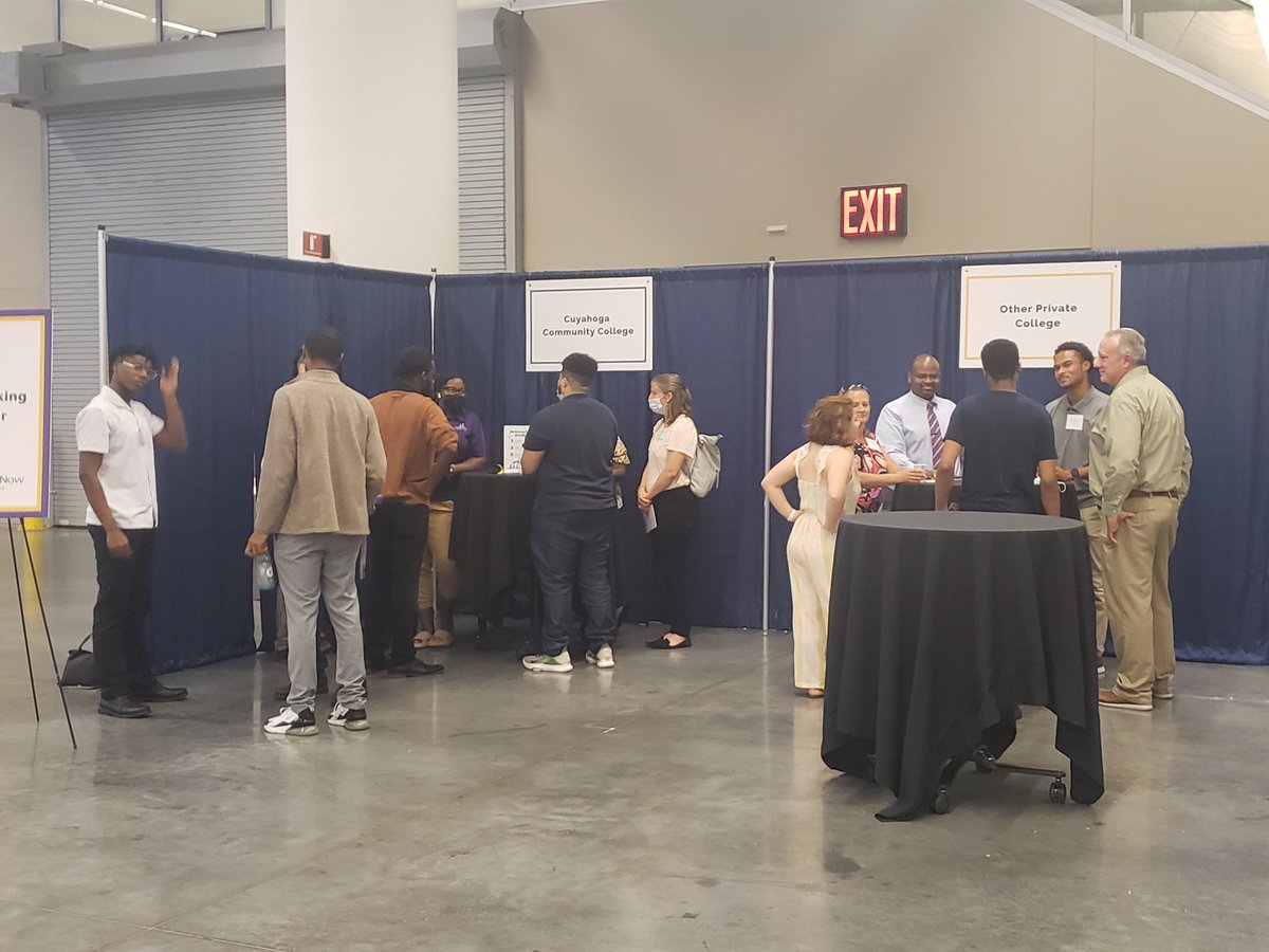 EricGordon_CEO's tweet photo. This evening I had the pleasure of joining the @CollegeNowGC Mentoring Program Kick-Off for @CLEMetroSchools @SayYesCleveland scholarship recipients and scholarship recipients from around Northeast Ohio! Thank you mentors for volunteering to support our scholars! #MentorInCLE https://t.co/CNflhVBx0k