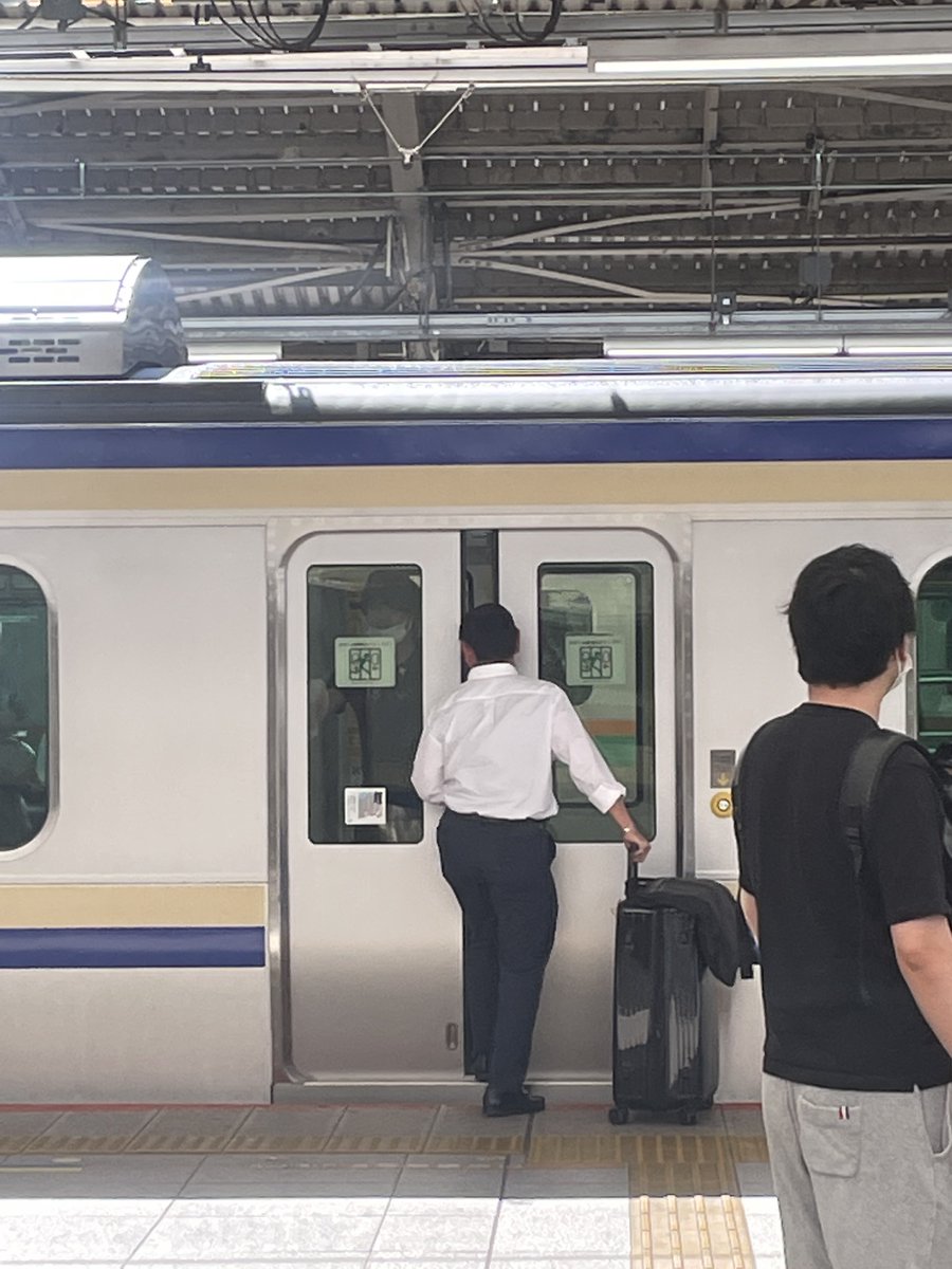 e217_yokokura_J's tweet photo. 再開閉しない車掌と意地でも乗りたい老害が30秒くらいドアで戦っててくそ笑った https://t.co/mT38oHse9r