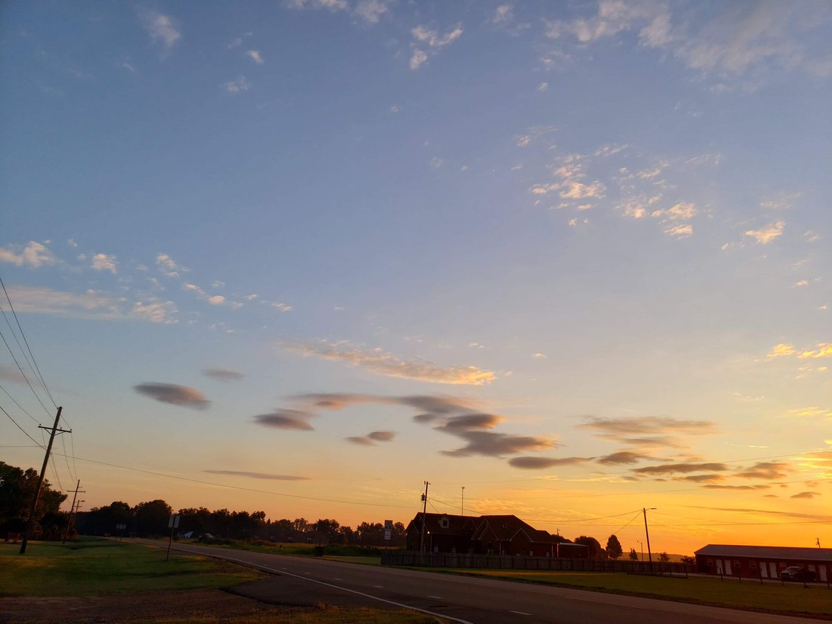 AshleyReneeWx's tweet photo. A pretty sunrise over #RulevilleMS this morning 😍. #mswx https://t.co/aVgpulEfU8