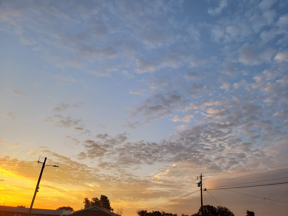 AshleyReneeWx's tweet photo. A pretty sunrise over #RulevilleMS this morning 😍. #mswx https://t.co/aVgpulEfU8