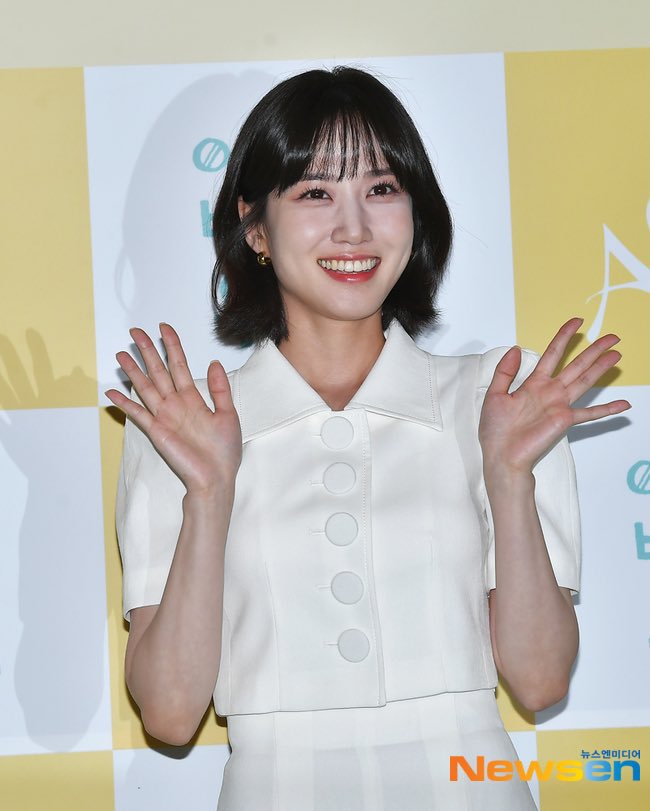 #JeonBaesoo on #ParkEunbin

“She has a strong sense of responsibility and good self-management. She never had COVID-19, but she ate alone in the car because she was afraid that it might interfere with the filming.' 

#ExtraordinaryAttorneyWoo
#ExtraordinaryAttorneyWooEp16