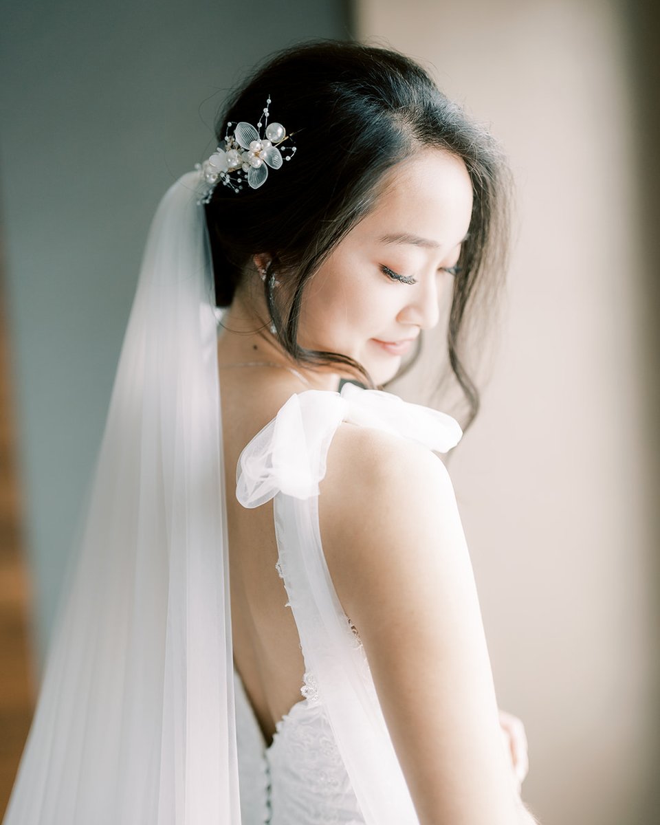 ChristyKmakeup's tweet photo. Loose flowy lower bun.
Venue: @hyattlakewash 
Tuxedos: @menssuitwarehouse 
Wedding dress: @bridetobebridal @rikidalal_official 
Florals: @_claralam_ 
Shoes: @bellabelleshoes 
Rings: @robbinsbrothers 
Photography: @michelliafineimagery
Videography: @michelliafineimagery 
Necklace: https://t.co/OG3SyBGVex