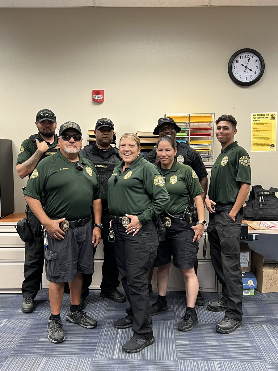 CjuhsdS's tweet photo. Congratulations Jessica Pasillas on earning your campus officer badge! Permanent member of the LOHS team! @LOHS_Grizzlies @DrJRRucker @McNattOsos @CJUHSD @kern_oduro https://t.co/XJ69ViHTV2