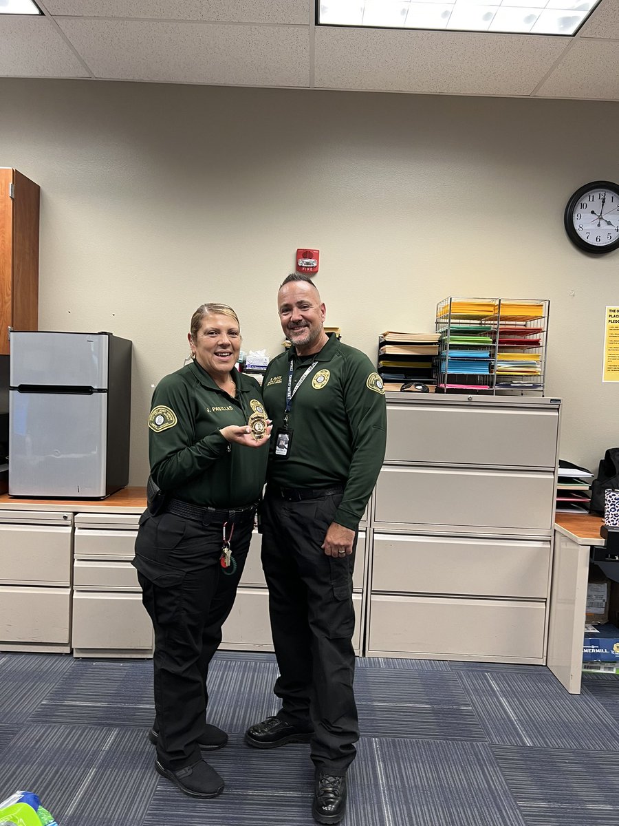 CjuhsdS's tweet photo. Congratulations Jessica Pasillas on earning your campus officer badge! Permanent member of the LOHS team! @LOHS_Grizzlies @DrJRRucker @McNattOsos @CJUHSD @kern_oduro https://t.co/XJ69ViHTV2