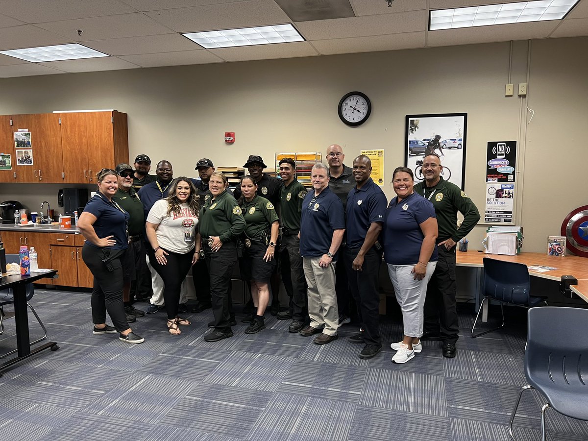 CjuhsdS's tweet photo. Congratulations Jessica Pasillas on earning your campus officer badge! Permanent member of the LOHS team! @LOHS_Grizzlies @DrJRRucker @McNattOsos @CJUHSD @kern_oduro https://t.co/XJ69ViHTV2