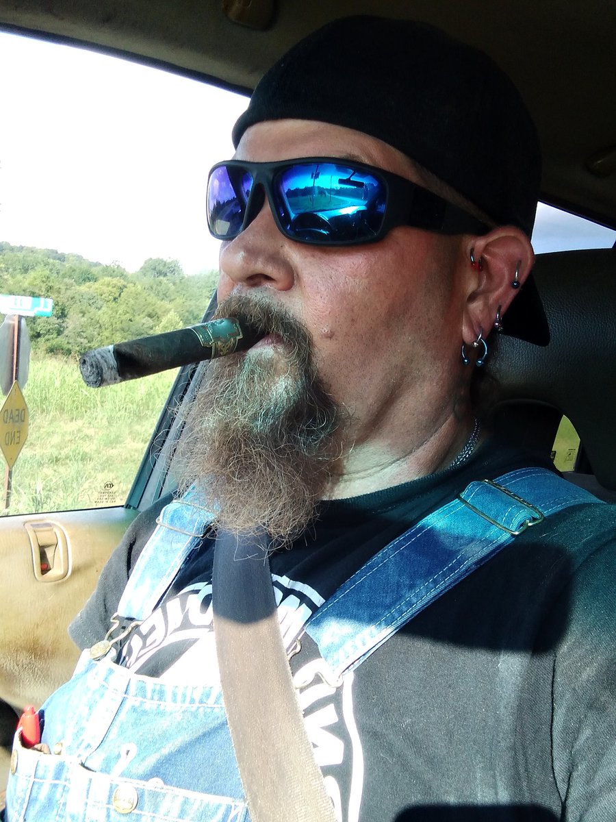 RogerKHolley1's tweet photo. Been a good day. But Lordy I'm give out... 

#foundationcigars #thetabernacle #maduromagic https://t.co/G3ASd3Uvct