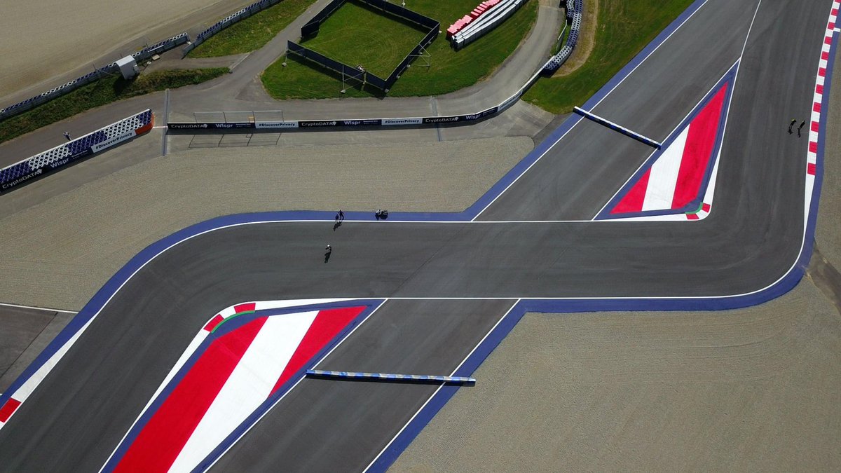 T_Slipstream's tweet photo. Que dizem desta nova chicane? 

Quem vai sair beneficiado?
V4 ou 4L?

#MotoGP #MotoGPLegend #motogpnaespn #MotoGPnaSPORTTV #theslipstreameffect #migueloliveira #AustrianGP #ktm https://t.co/IAw3AcSySI