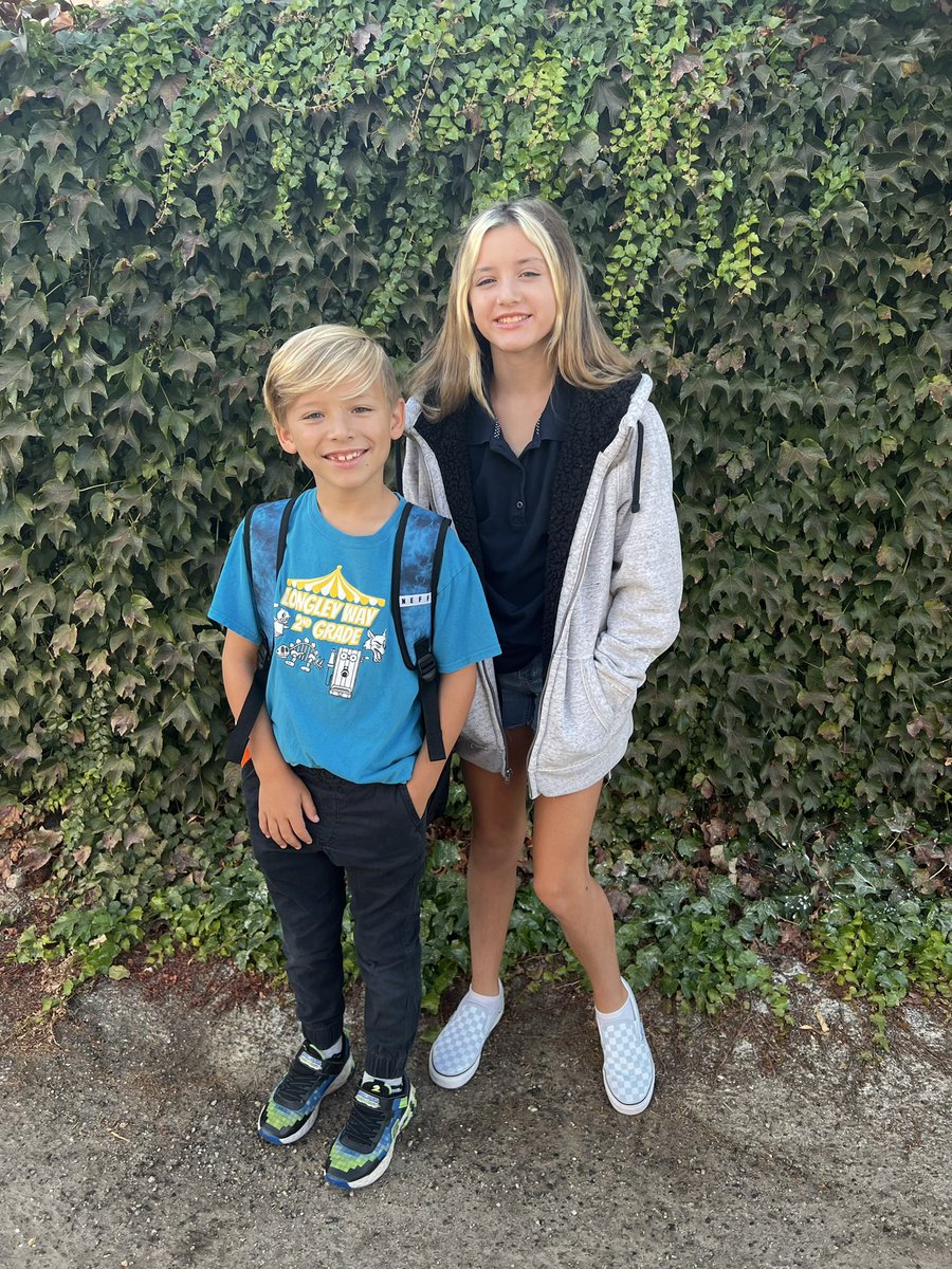 BrandyAcker1's tweet photo. Last #ArcadiaFirstDay for My fifth grader. 5th grade first day verse kinder first day. Happy 2022 - 2223 school year! https://t.co/JPaRK5LeyY