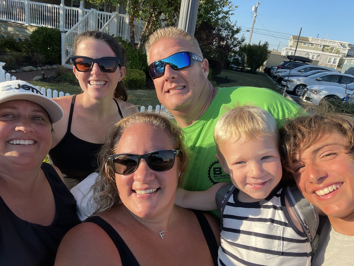 MrsStaub307's tweet photo. Dinner with this crew! @MrBamStafford @MrsBamEducator @MsDacchille https://t.co/vpnJuAx0hR