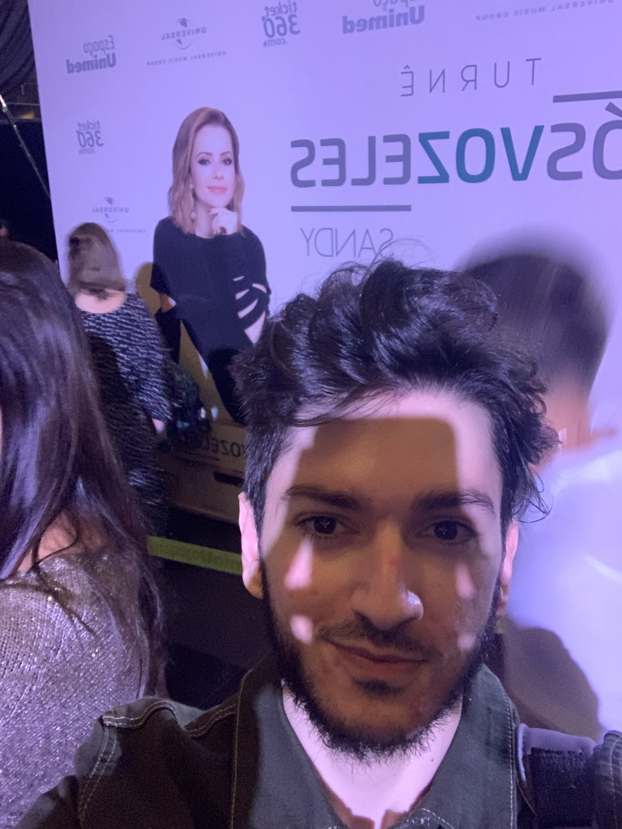 andreologico's tweet photo. já fiz todo um ensaio fotográfico com a @SandyLeah ali atrás, mas pra agora fica essa selfie rapidinha pra marcar presença kkk https://t.co/sMb5zHyFSz